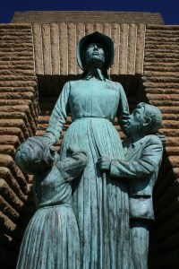 pioneer-statue-438114_1280